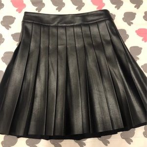 Lulus faux leather skirt size XS

16 in long